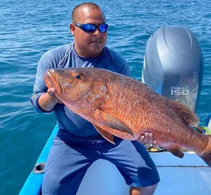 Captain Elier Dur&aacute;n with a large snapper